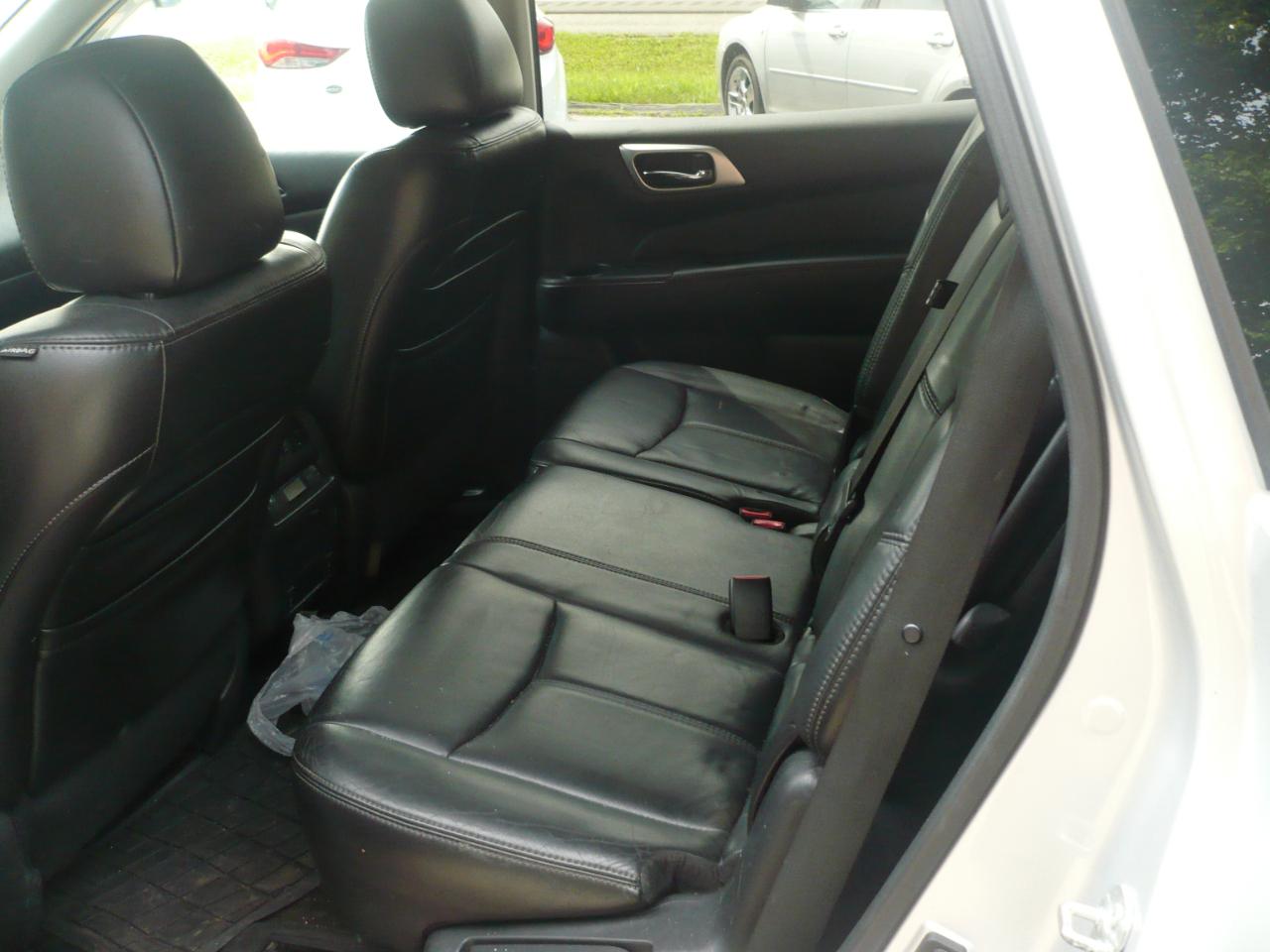 Nissan Pathfinder SV 4WD 2013