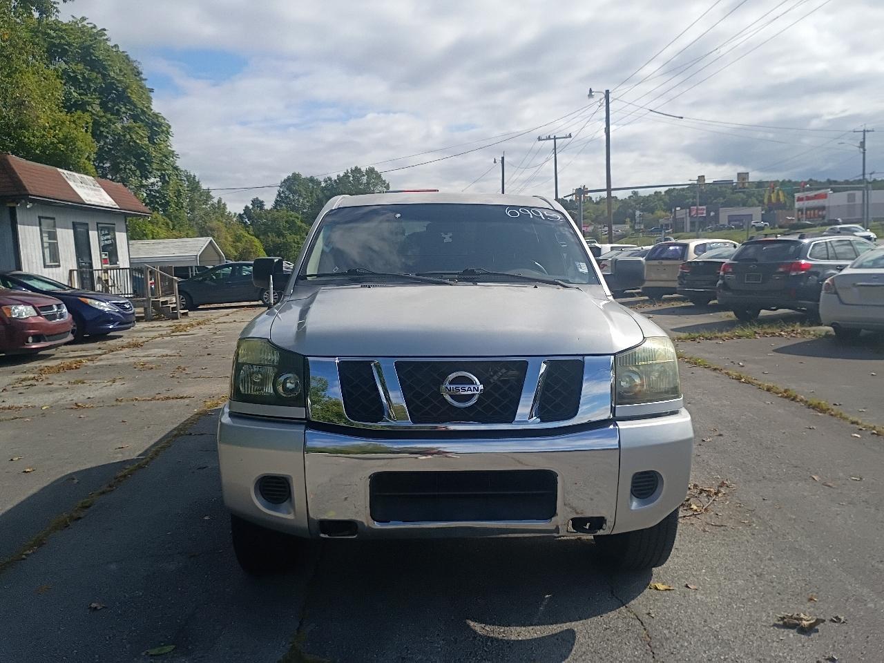 Nissan Titan XE Crew Cab 4WD SWB 2009
