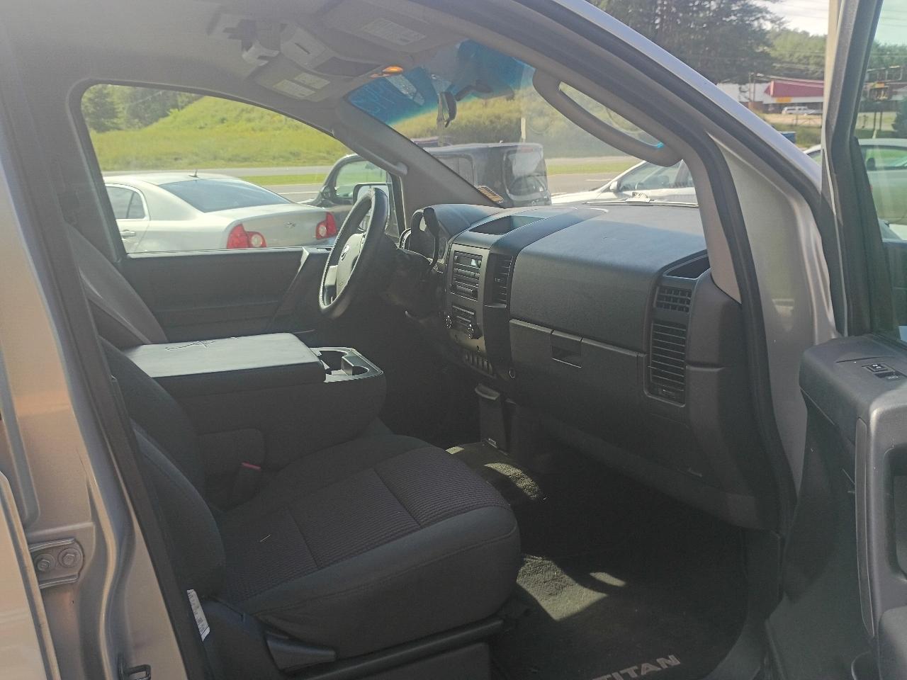 Nissan Titan XE Crew Cab 4WD SWB 2009