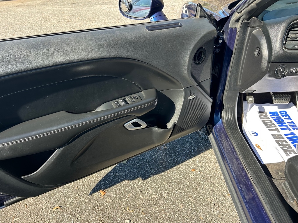 Dodge Challenger 2dr Cpe SXT Plus 2015