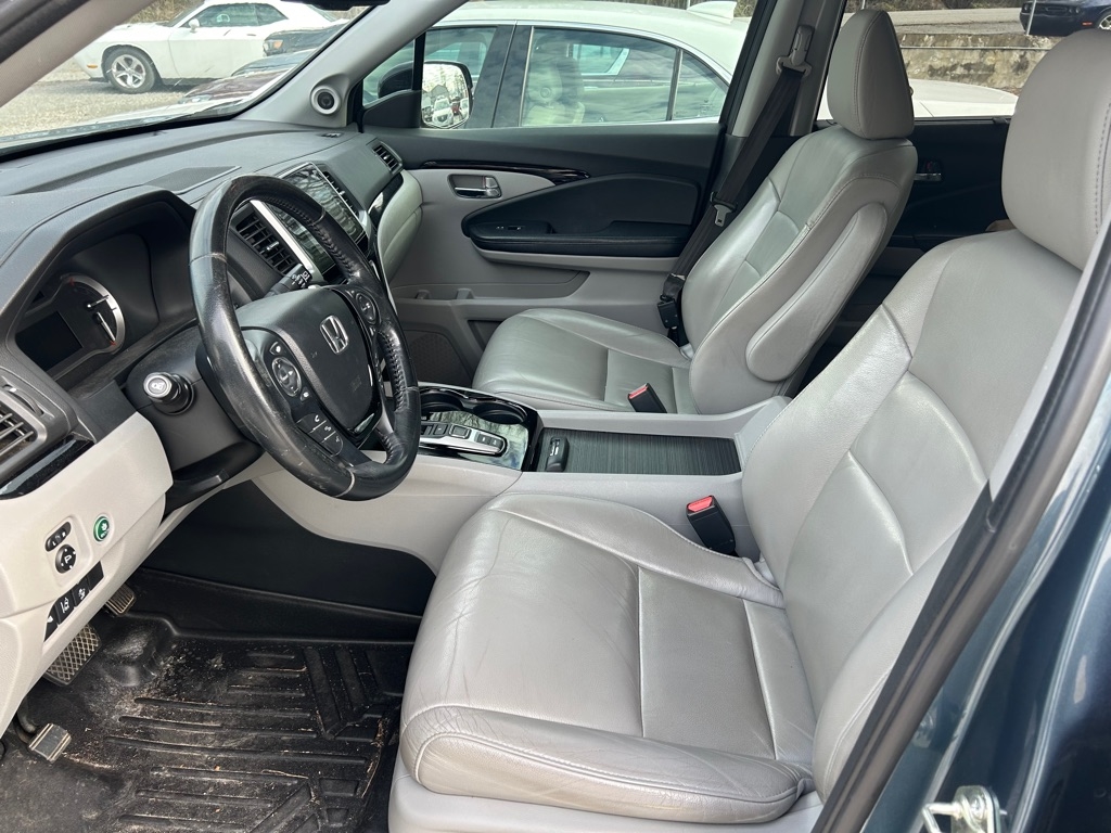 Honda Pilot 2WD 4dr Touring w/RES & Navi 2016