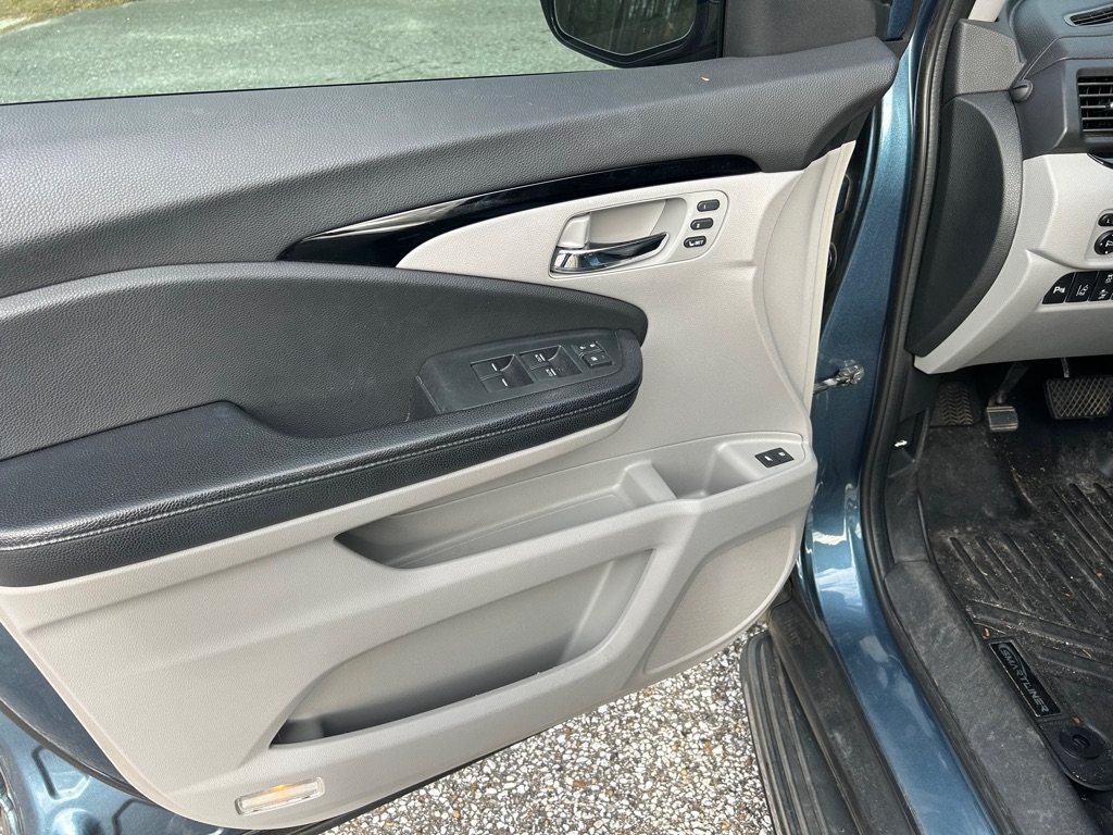 Honda Pilot 2WD 4dr Touring w/RES & Navi 2016