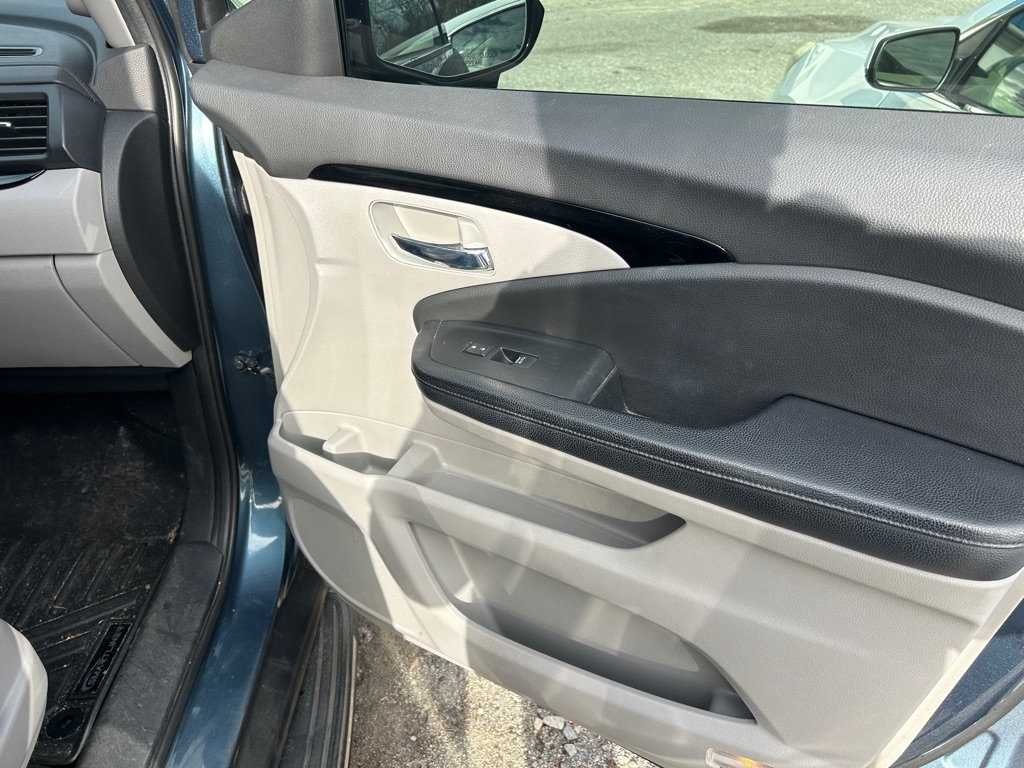 Honda Pilot 2WD 4dr Touring w/RES & Navi 2016