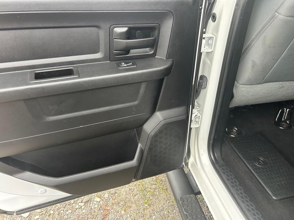 RAM 1500 2WD Crew Cab 140.5" Express 2016