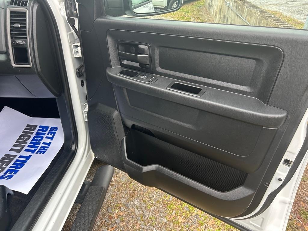 RAM 1500 2WD Crew Cab 140.5" Express 2016