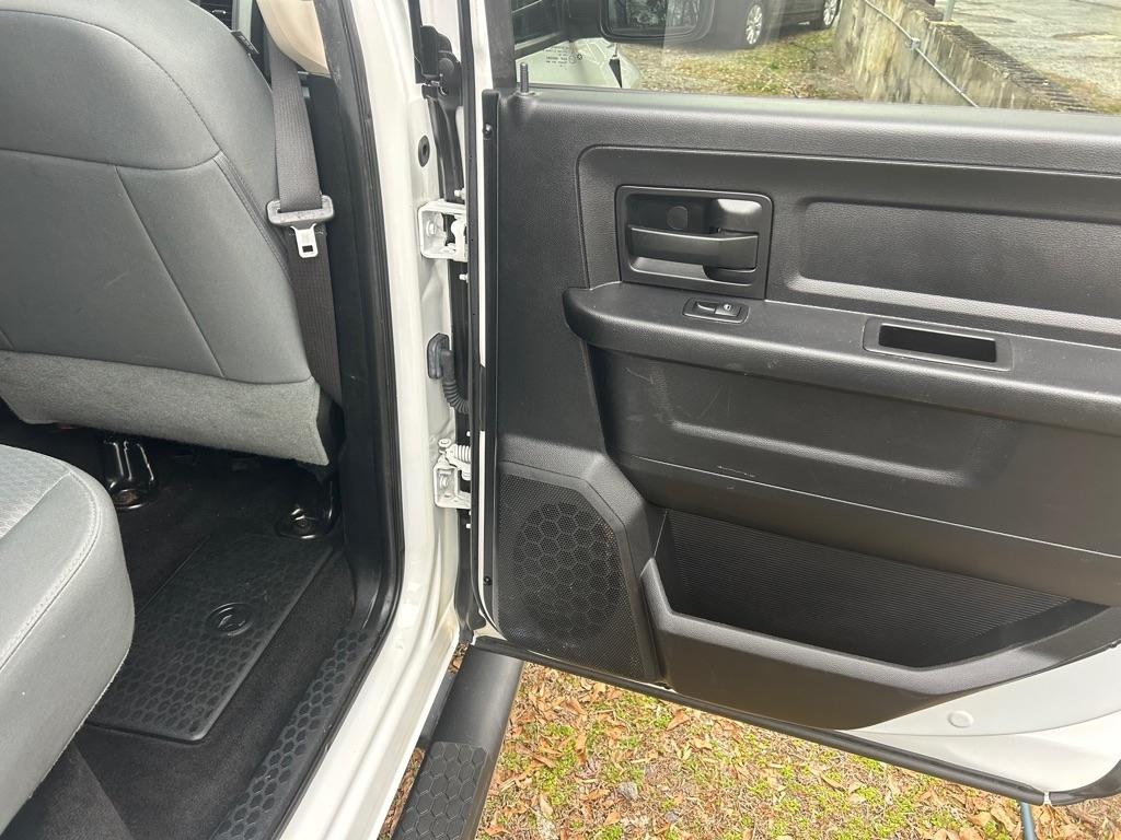 RAM 1500 2WD Crew Cab 140.5" Express 2016