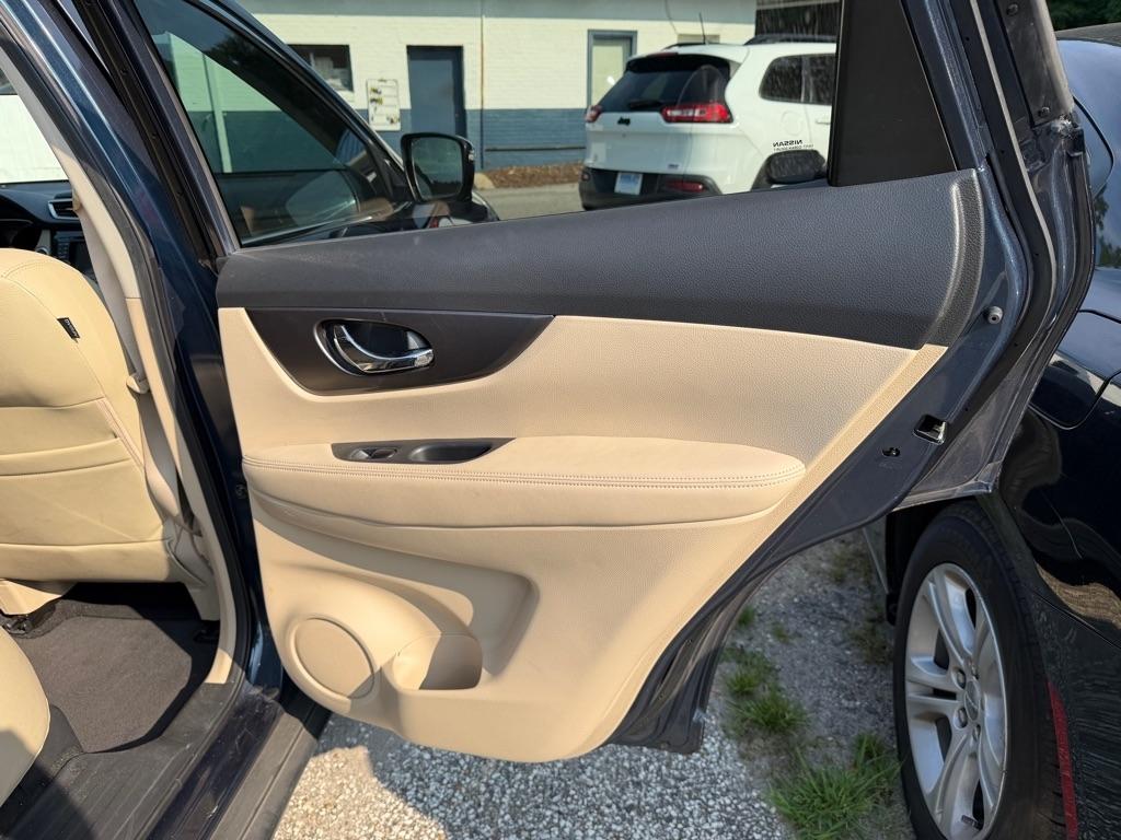 Nissan Rogue FWD 4dr SV 2016