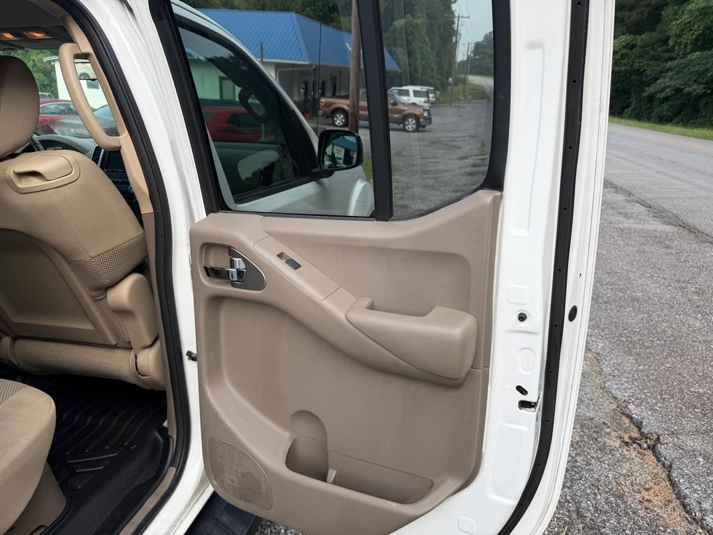 Nissan Frontier 4WD Crew Cab SWB Auto SV 2012