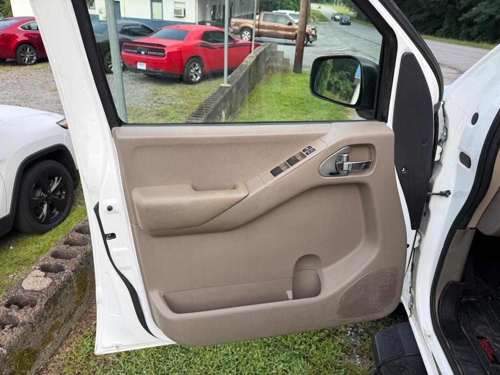 Nissan Frontier 4WD Crew Cab SWB Auto SV 2012