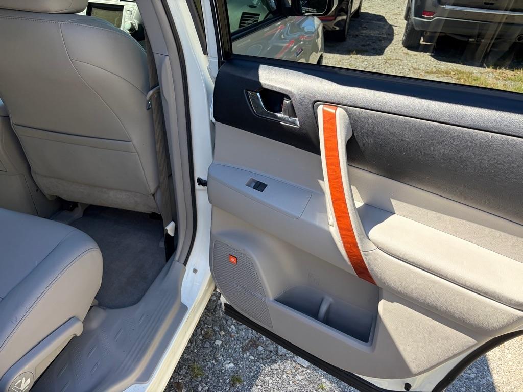 Toyota Highlander FWD 4dr V6 Limited (Natl) 2010