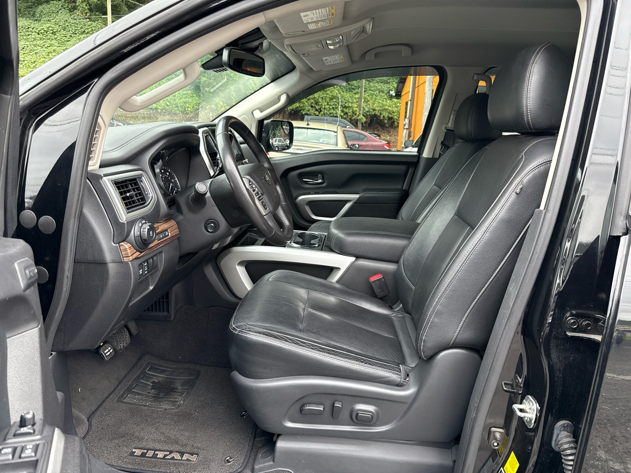 2021 Nissan Titan SL Crew Cab photo 2