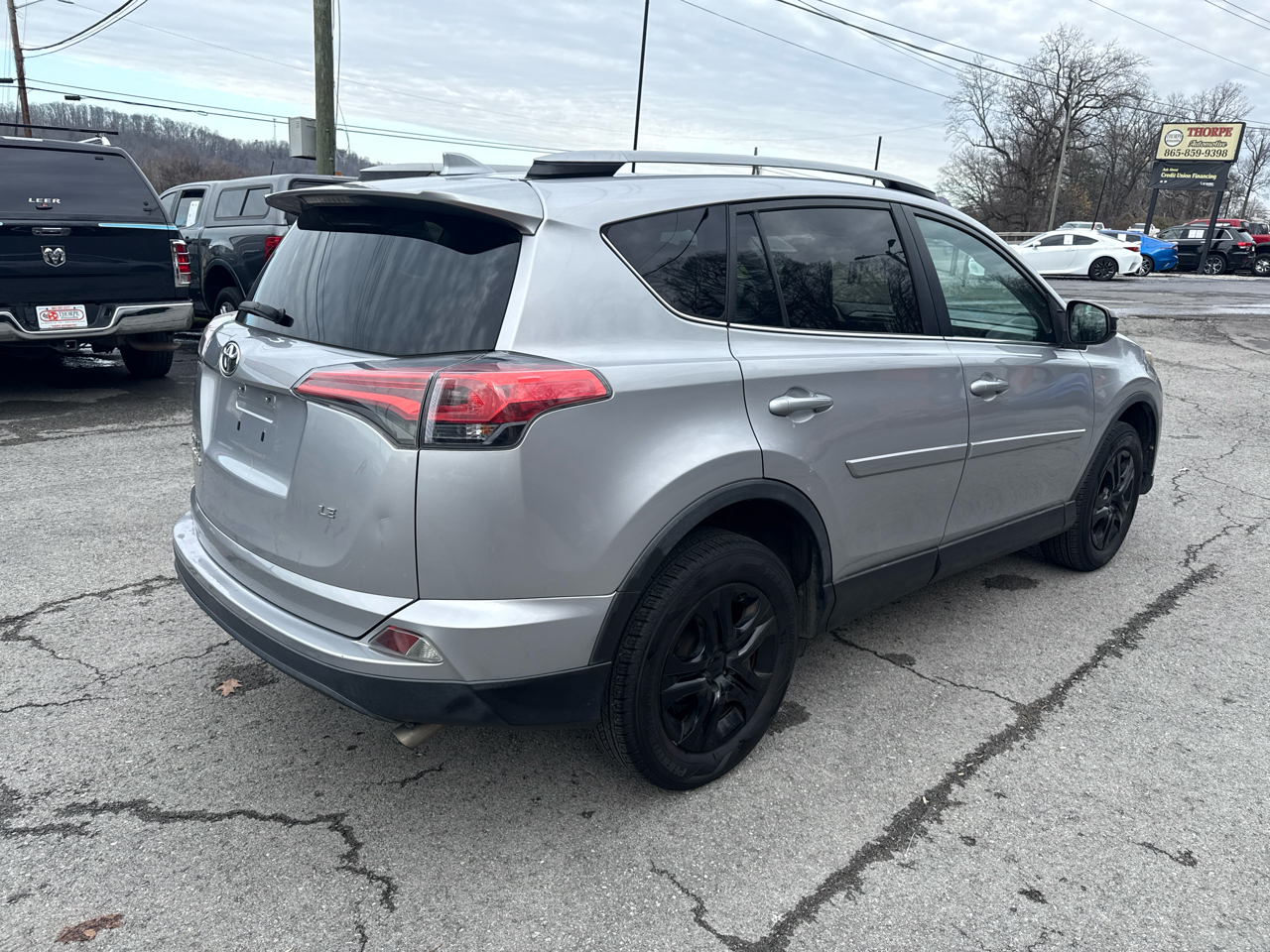 2017 Toyota RAV4 LE photo 4