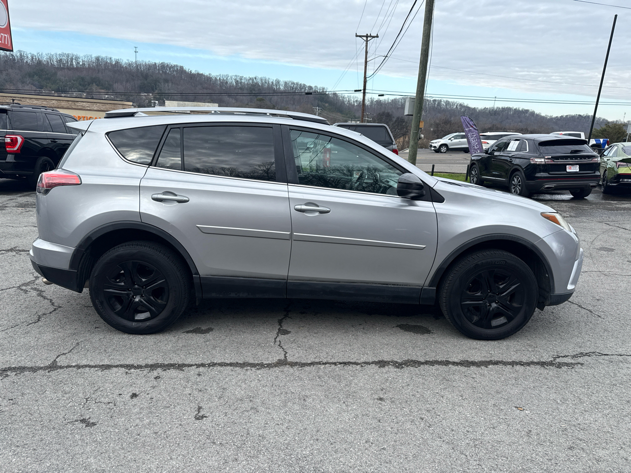 Toyota RAV4 LE FWD 2017