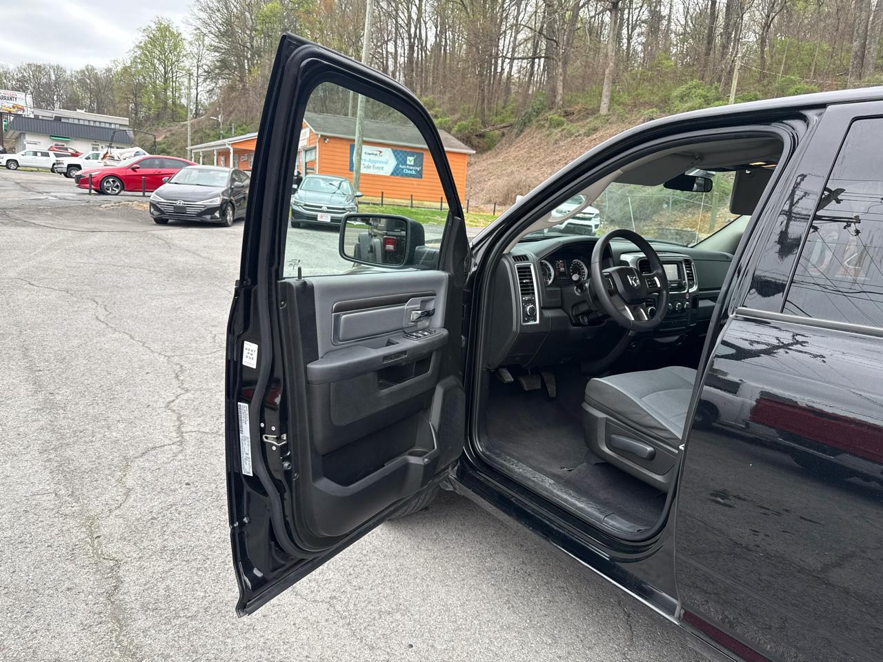 RAM 1500 SLT Quad Cab 4WD 2024