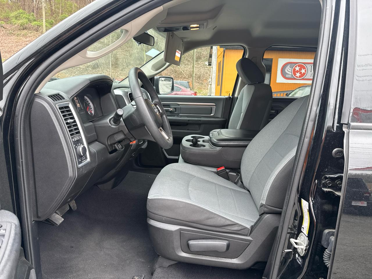 RAM 1500 SLT Quad Cab 4WD 2024