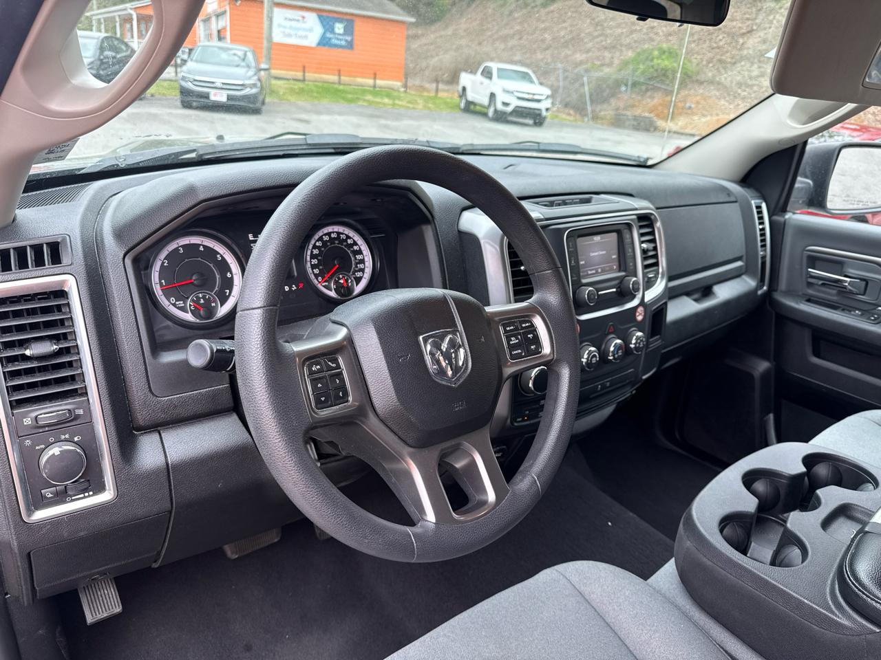 RAM 1500 SLT Quad Cab 4WD 2024