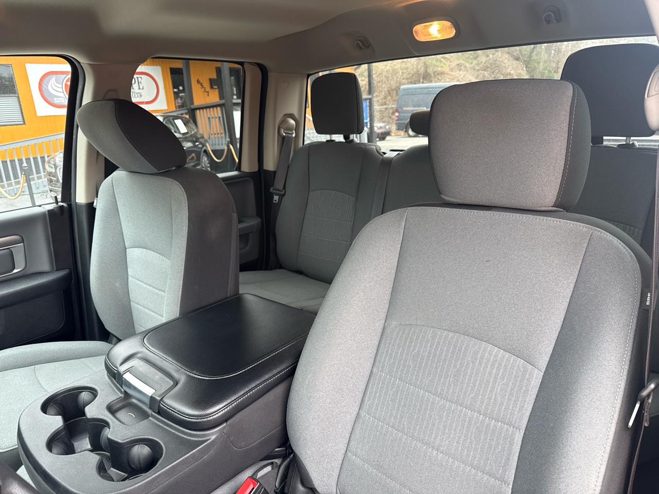 RAM 1500 SLT Quad Cab 4WD 2024