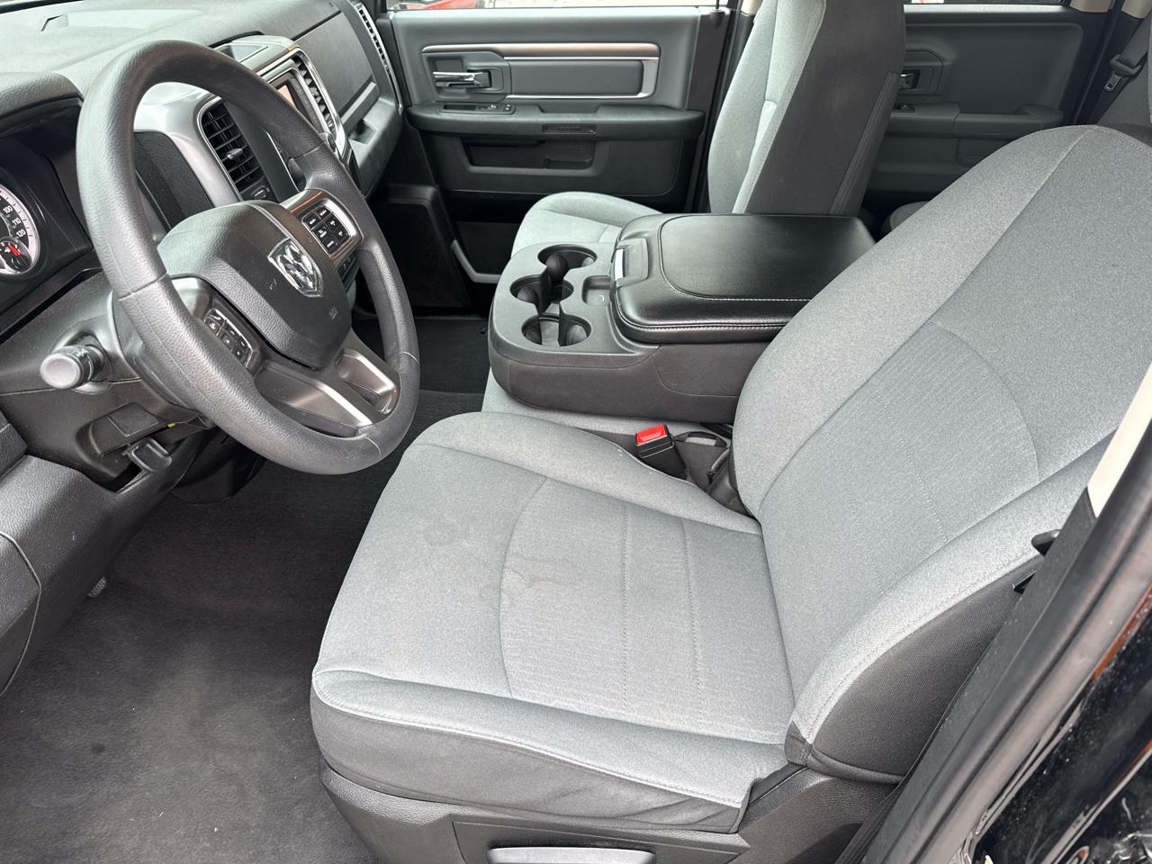 RAM 1500 SLT Quad Cab 4WD 2024