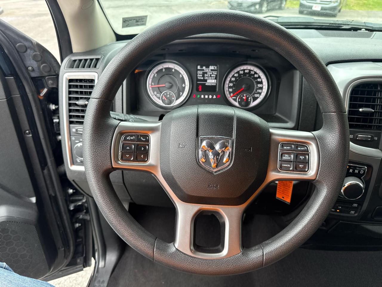 RAM 1500 SLT Quad Cab 4WD 2024