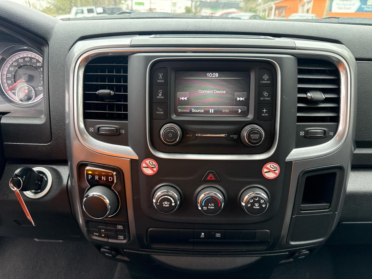 RAM 1500 SLT Quad Cab 4WD 2024