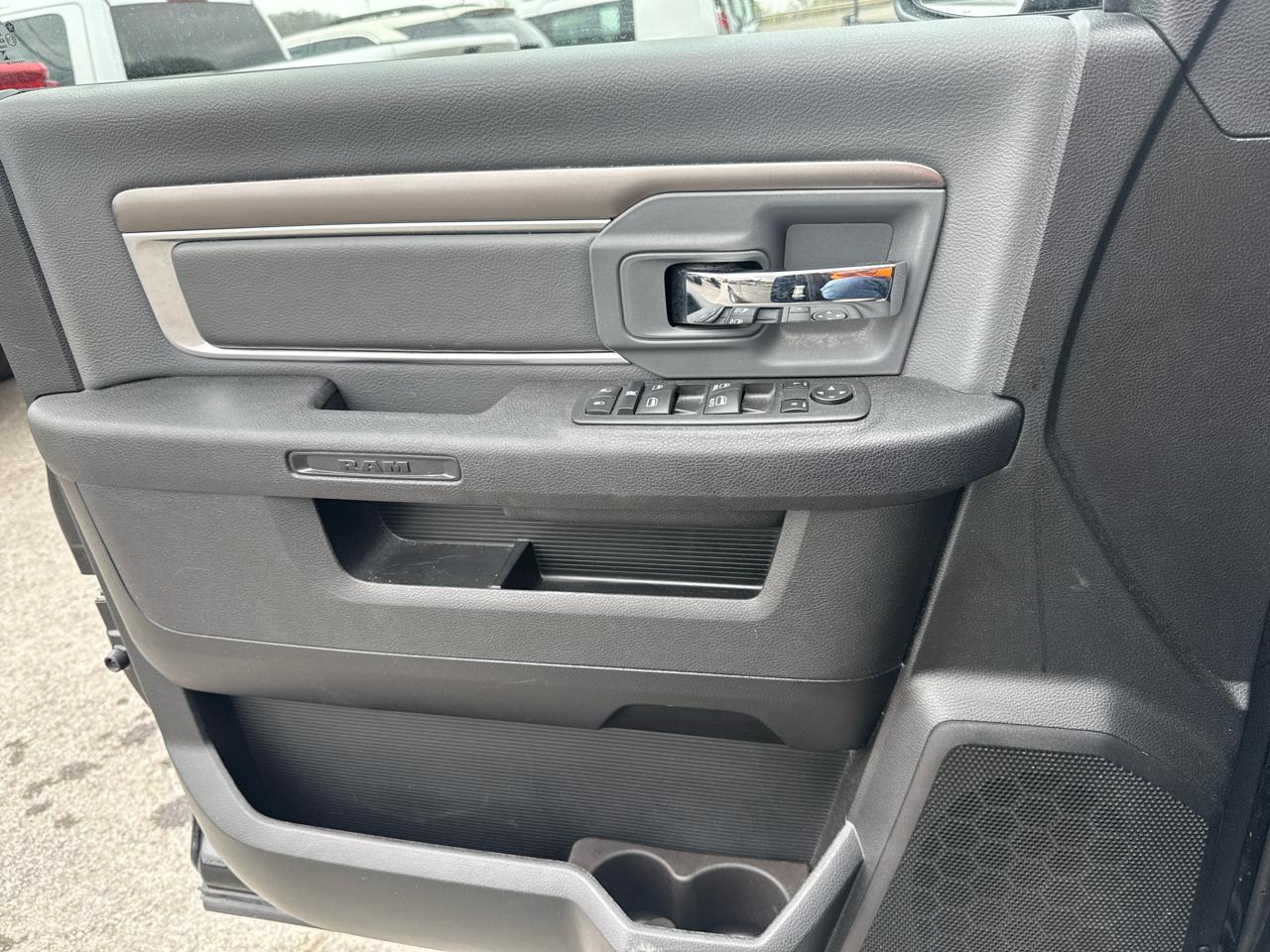 RAM 1500 SLT Quad Cab 4WD 2024