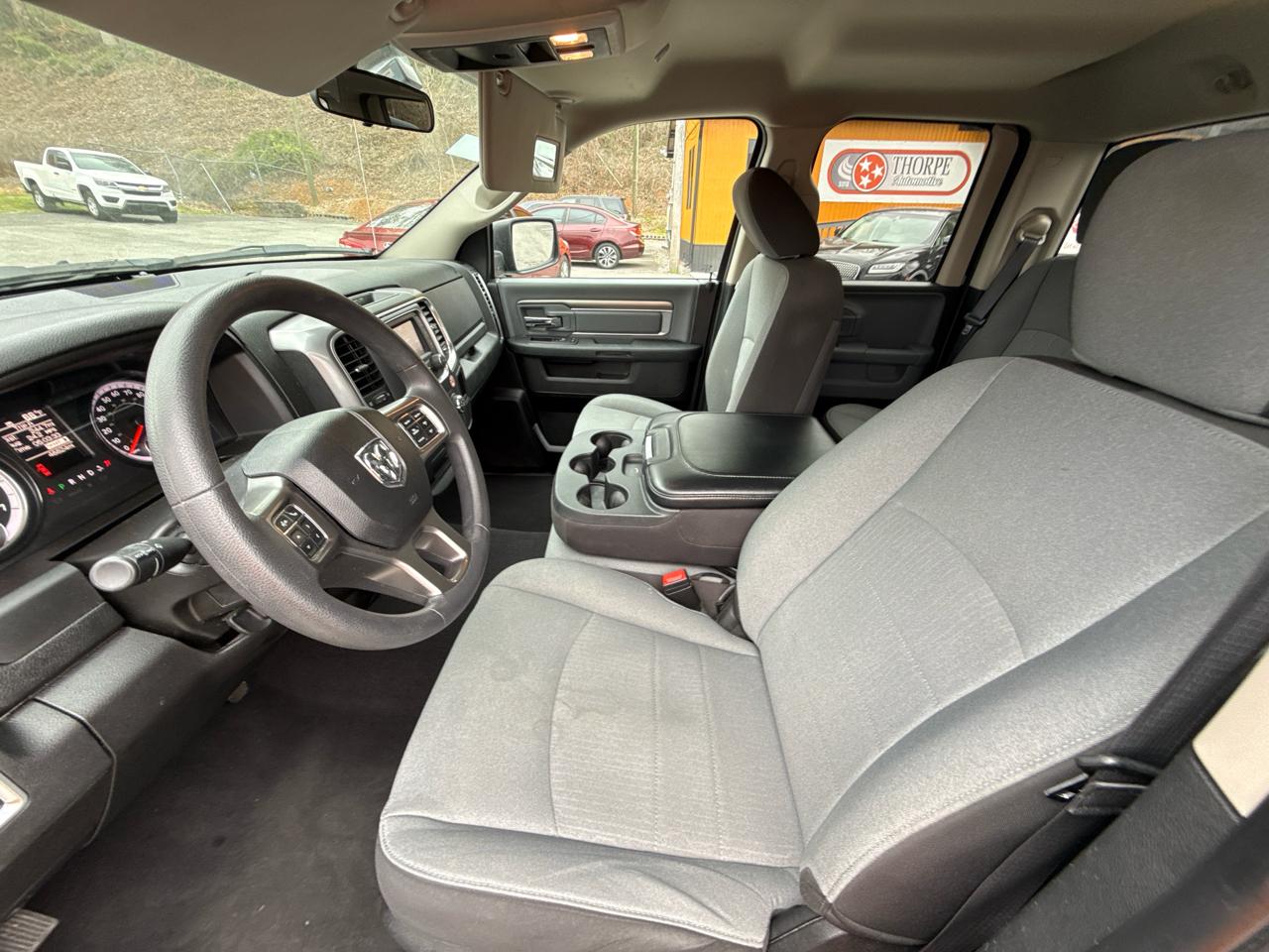 RAM 1500 SLT Quad Cab 4WD 2024