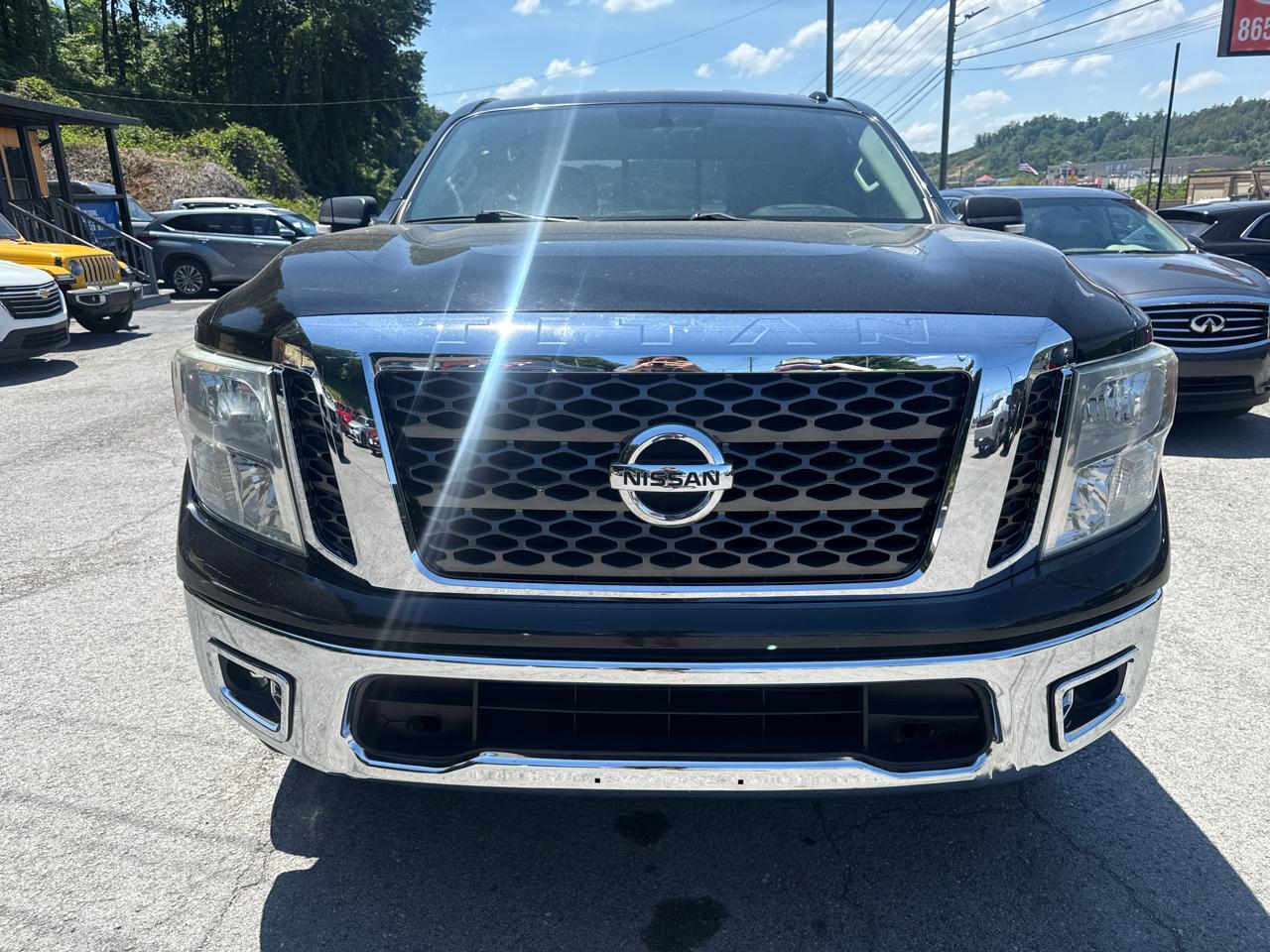 Nissan Titan SV Crew Cab 4WD 2017