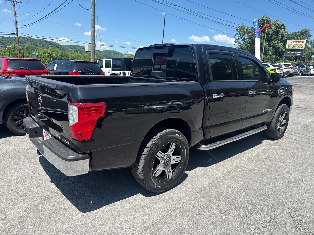 Nissan Titan SV Crew Cab 4WD 2017