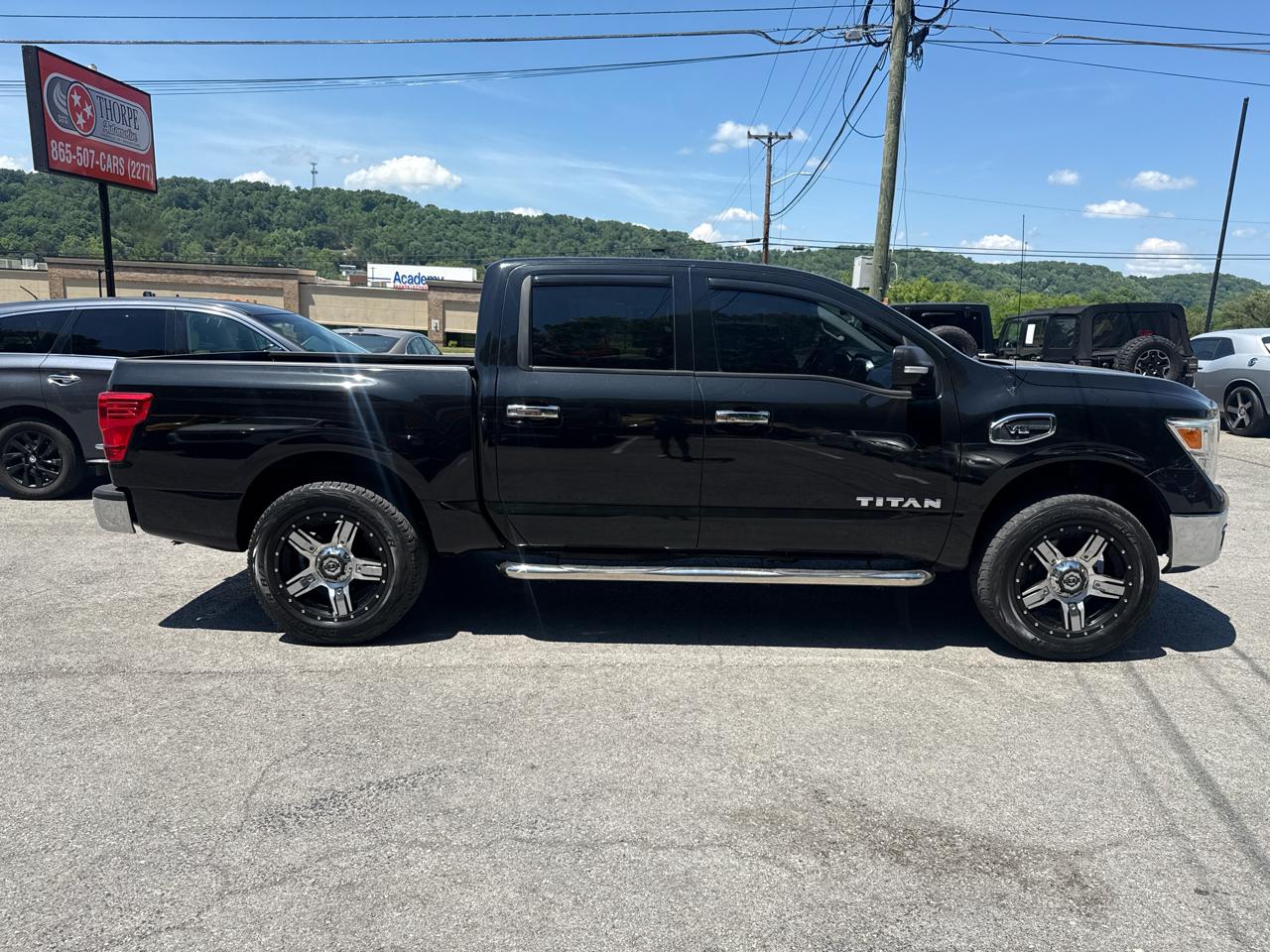 Nissan Titan SV Crew Cab 4WD 2017