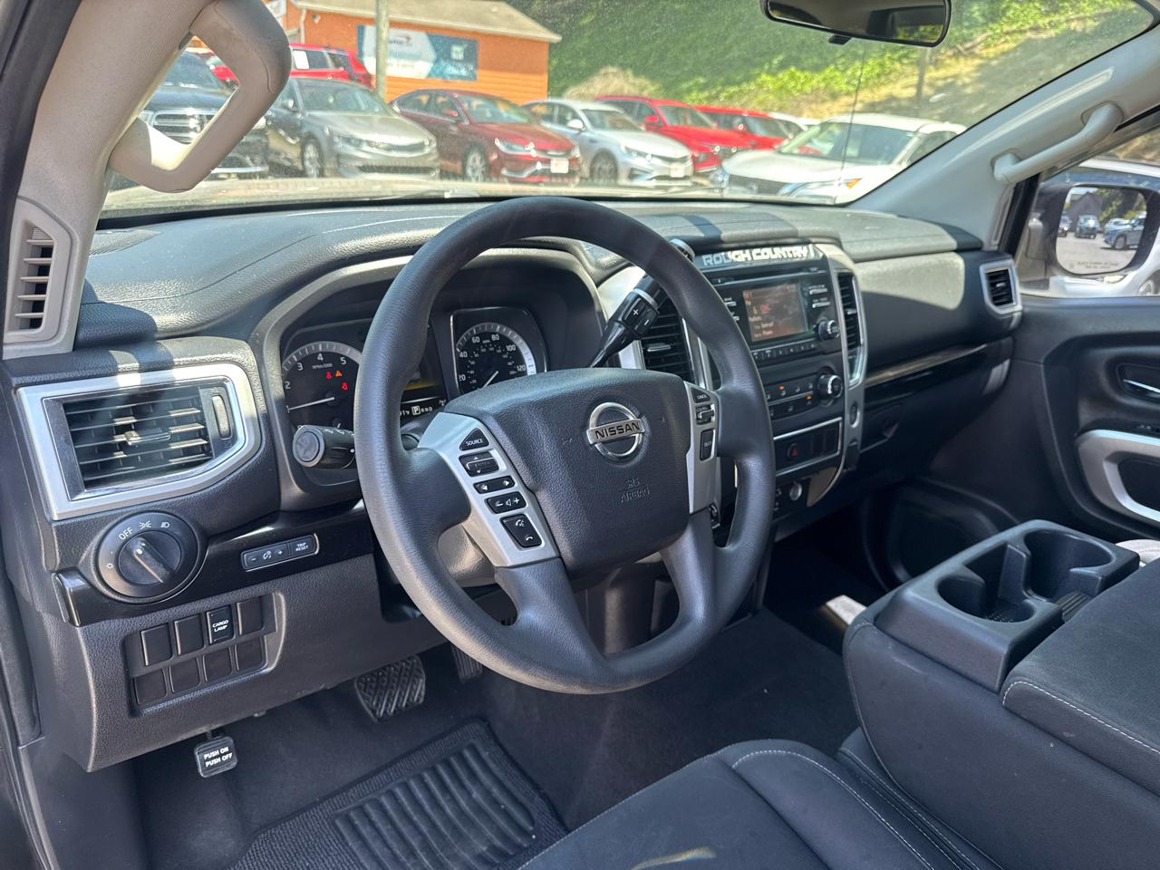 Nissan Titan SV Crew Cab 4WD 2017