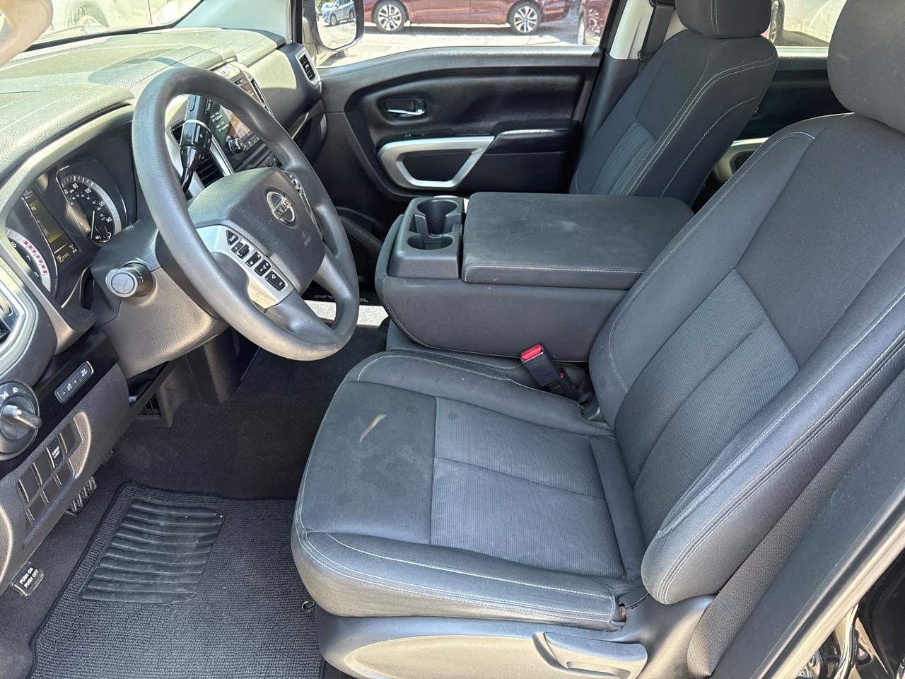 Nissan Titan SV Crew Cab 4WD 2017