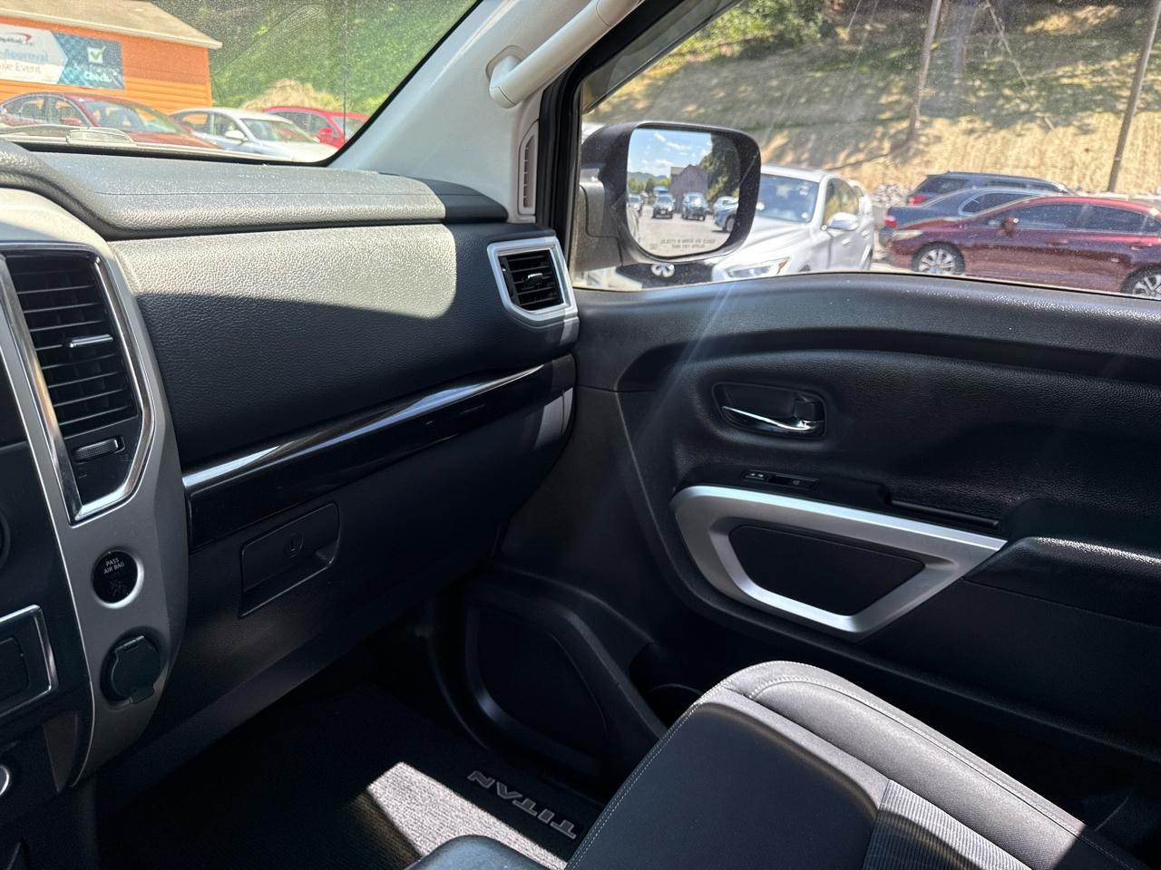 Nissan Titan SV Crew Cab 4WD 2017