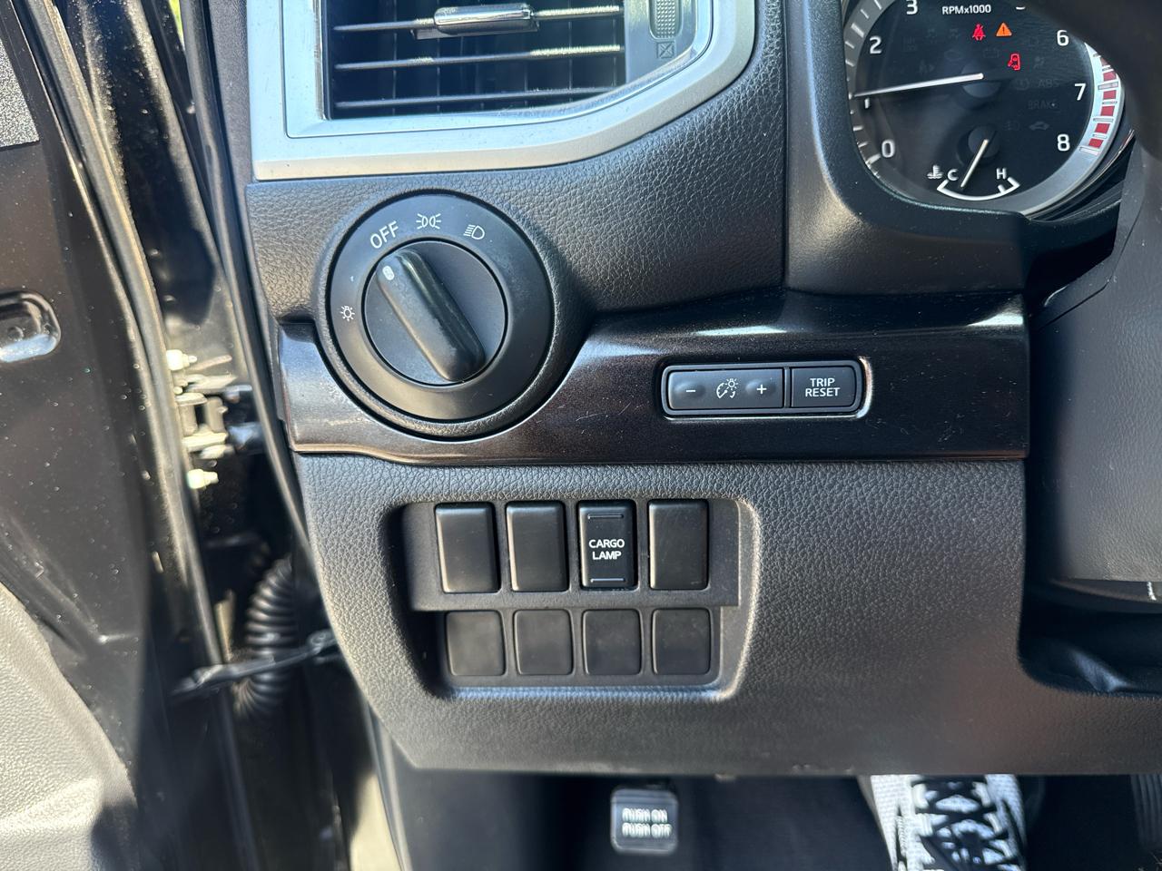 Nissan Titan SV Crew Cab 4WD 2017