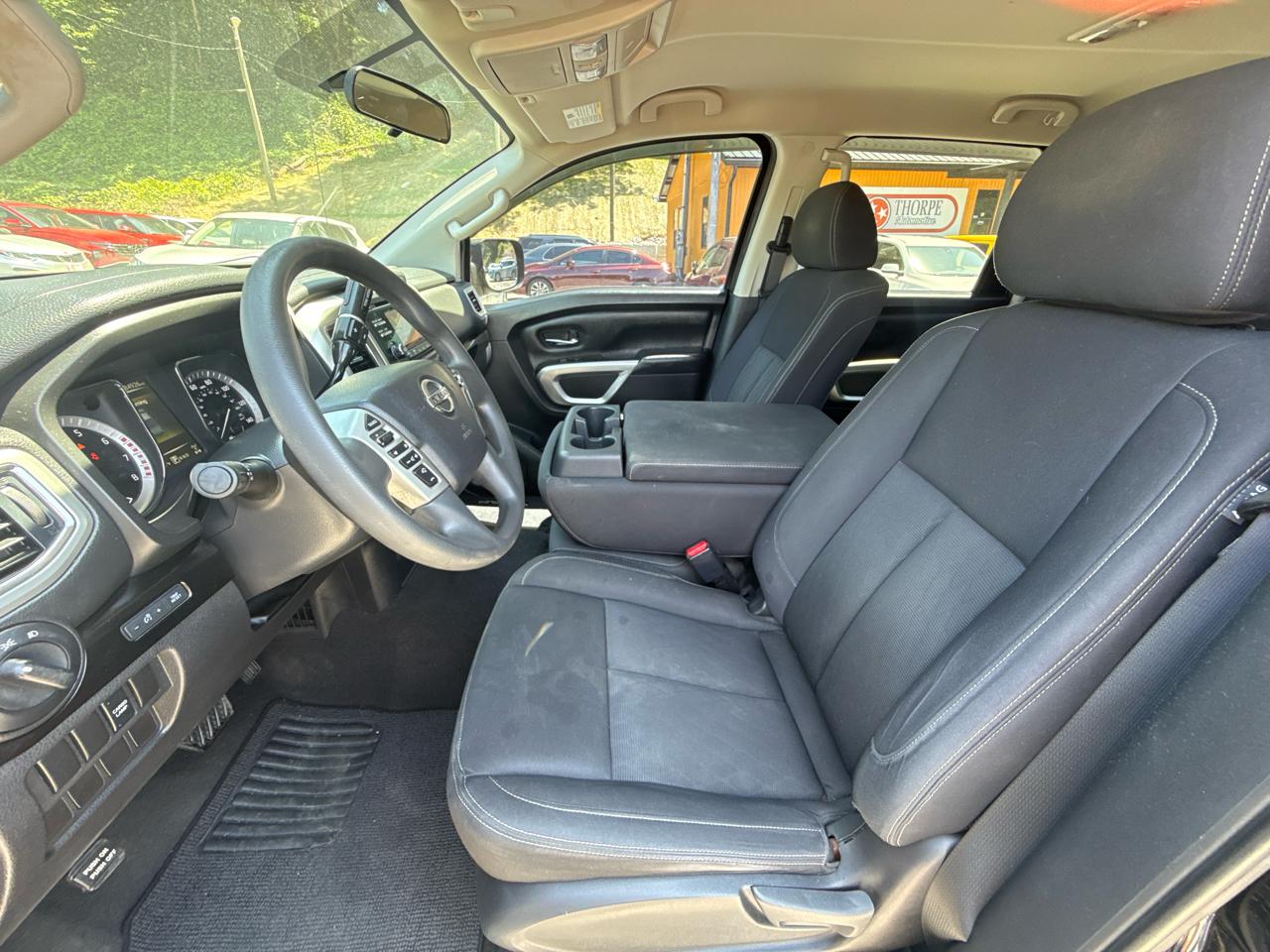 Nissan Titan SV Crew Cab 4WD 2017