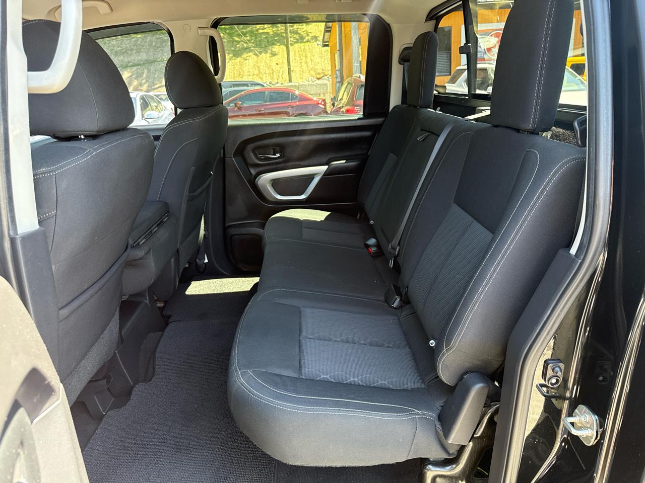 Nissan Titan SV Crew Cab 4WD 2017
