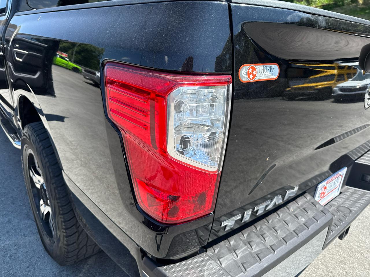 Nissan Titan SV Crew Cab 4WD 2017