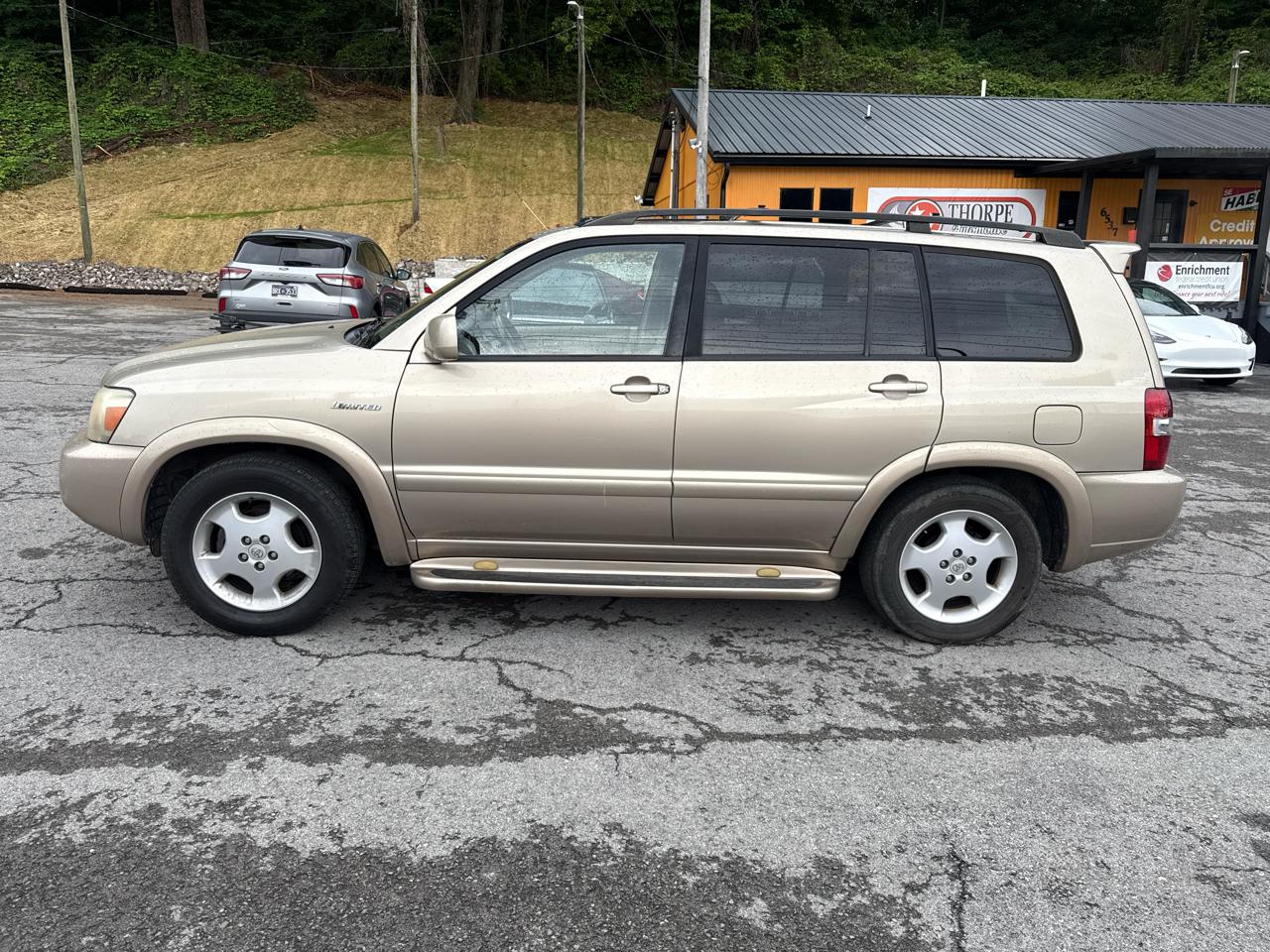 Toyota Highlander V6 2WD with 3rd-Row Seat 2005