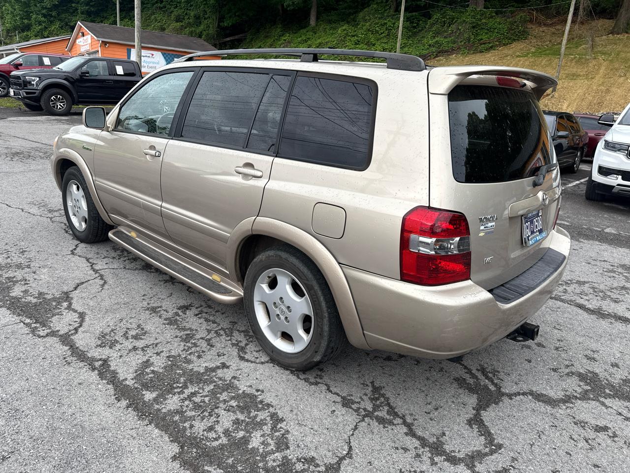 Toyota Highlander V6 2WD with 3rd-Row Seat 2005