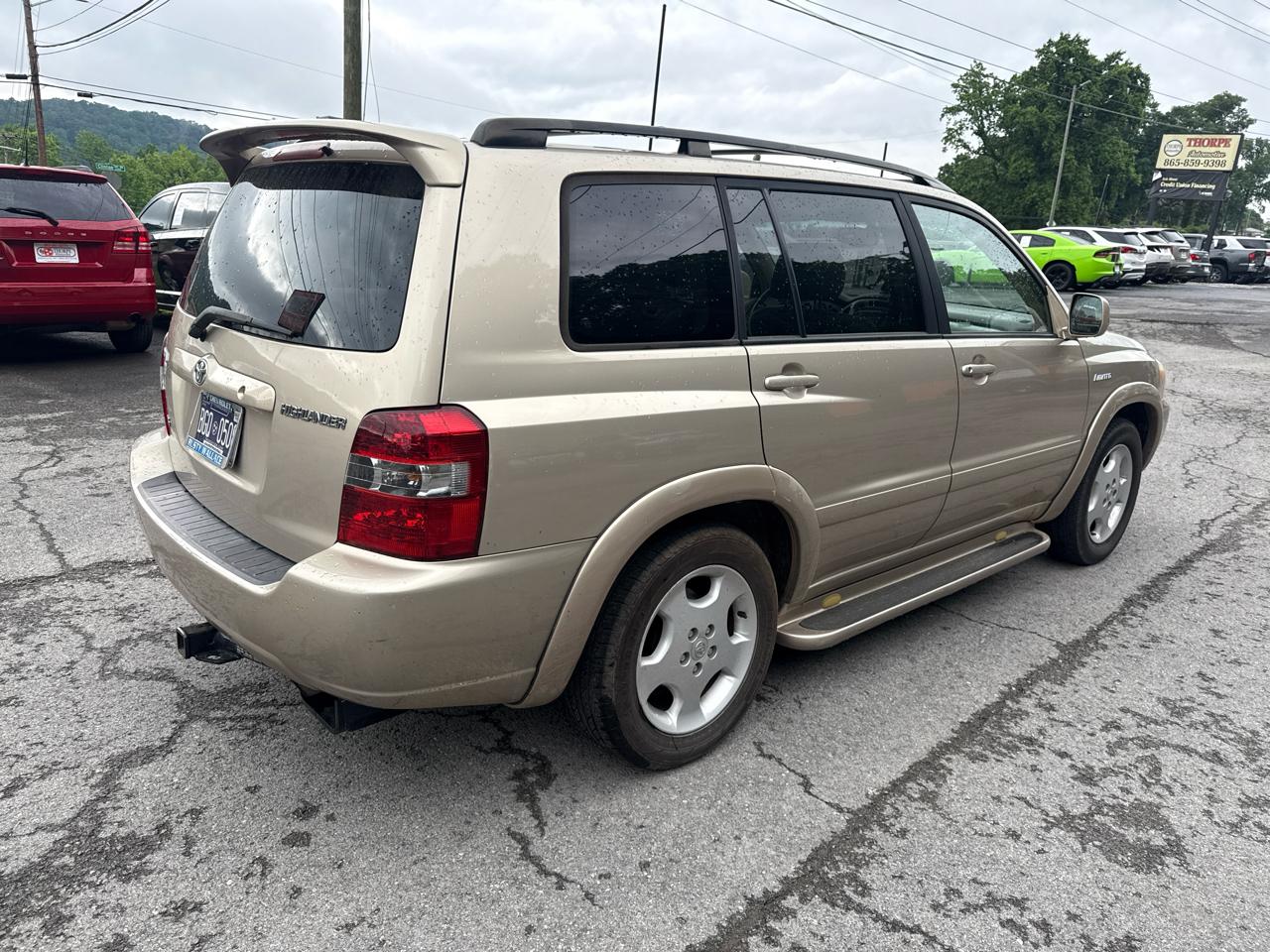 Toyota Highlander V6 2WD with 3rd-Row Seat 2005