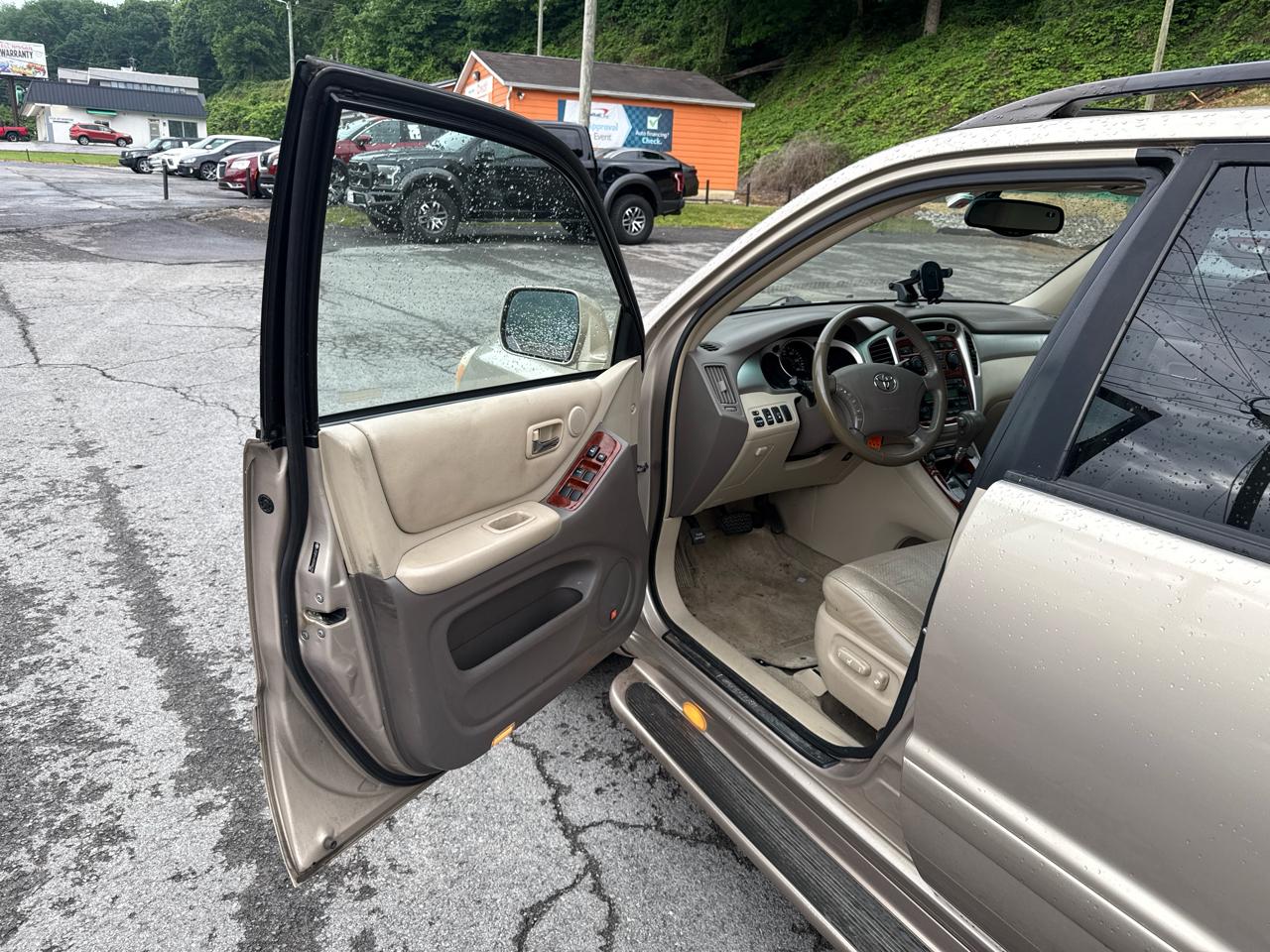 Toyota Highlander V6 2WD with 3rd-Row Seat 2005