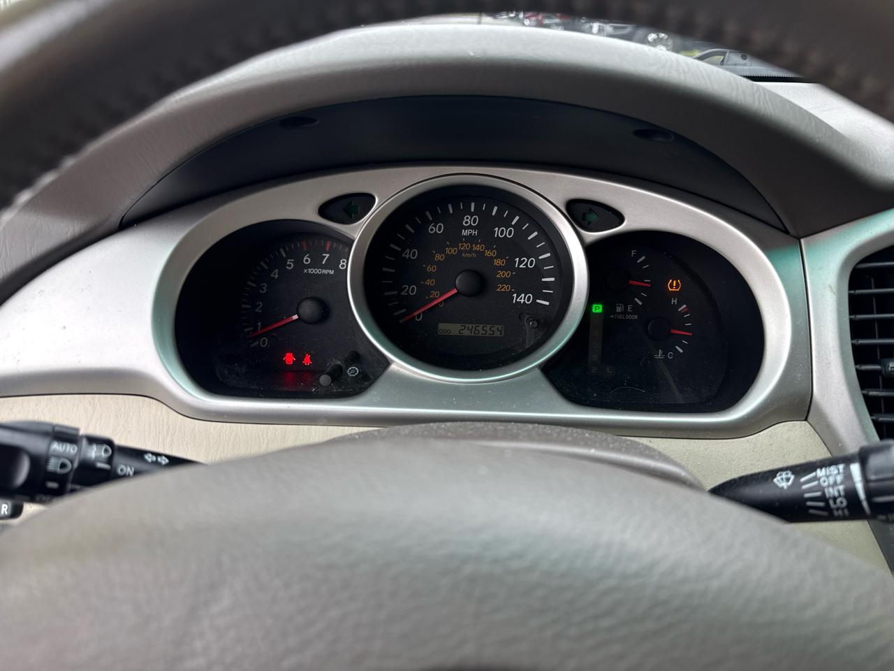 Toyota Highlander V6 2WD with 3rd-Row Seat 2005