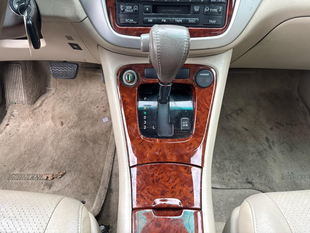 Toyota Highlander V6 2WD with 3rd-Row Seat 2005