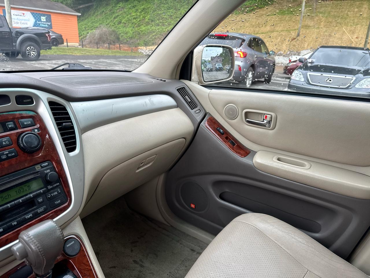 Toyota Highlander V6 2WD with 3rd-Row Seat 2005