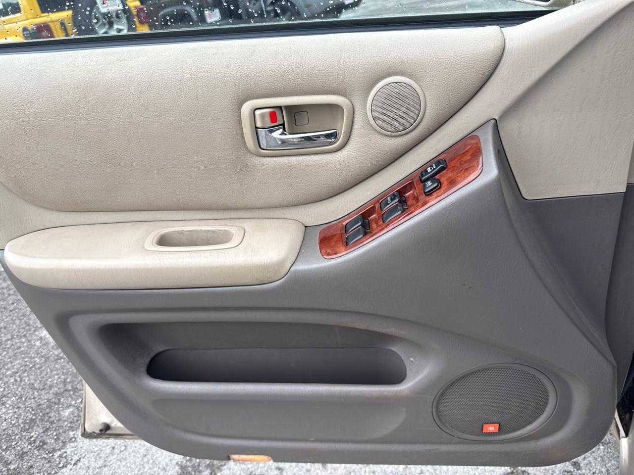 Toyota Highlander V6 2WD with 3rd-Row Seat 2005