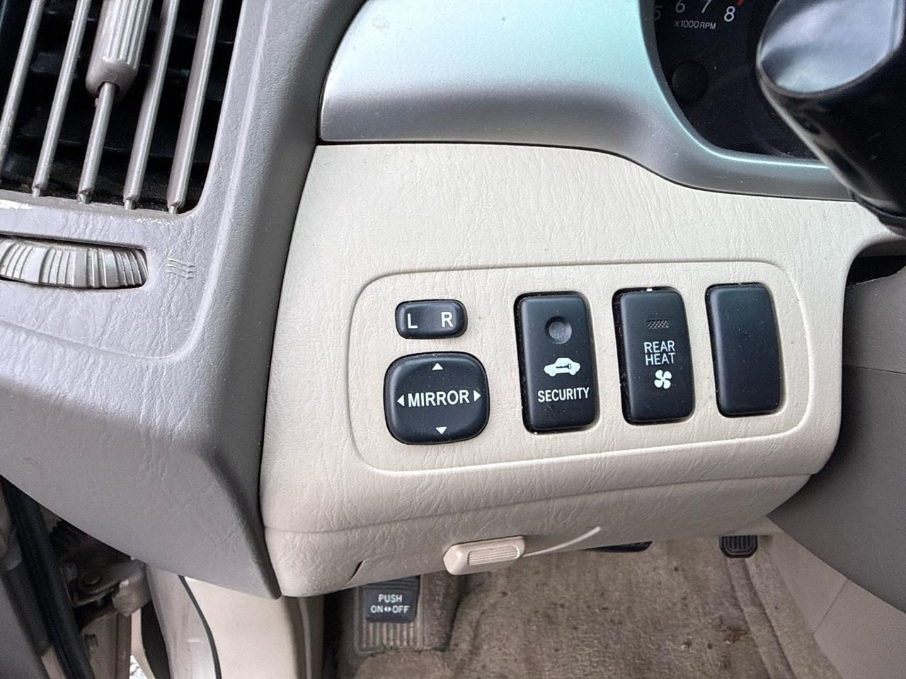 Toyota Highlander V6 2WD with 3rd-Row Seat 2005
