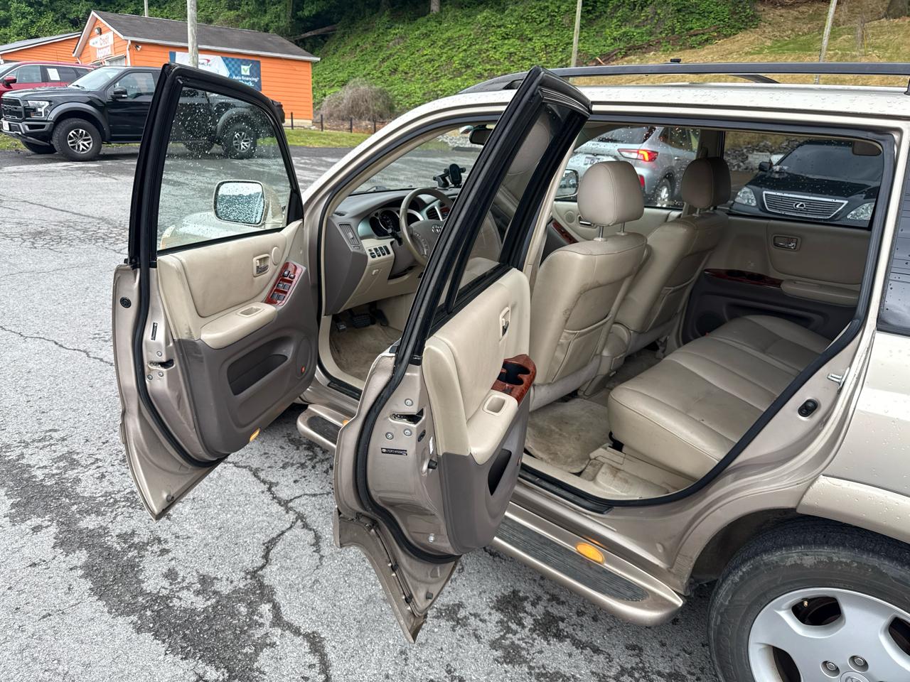 Toyota Highlander V6 2WD with 3rd-Row Seat 2005
