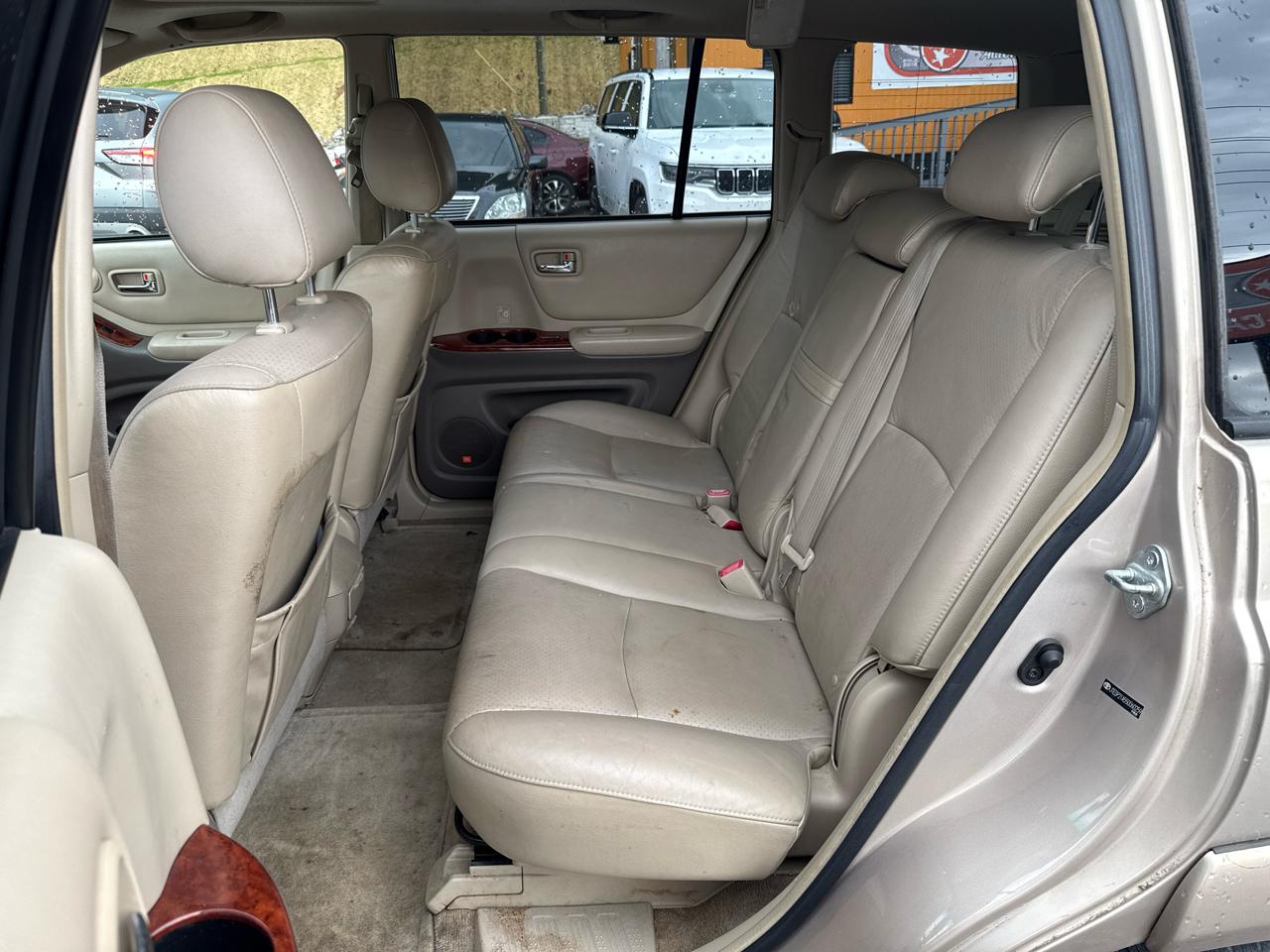 Toyota Highlander V6 2WD with 3rd-Row Seat 2005