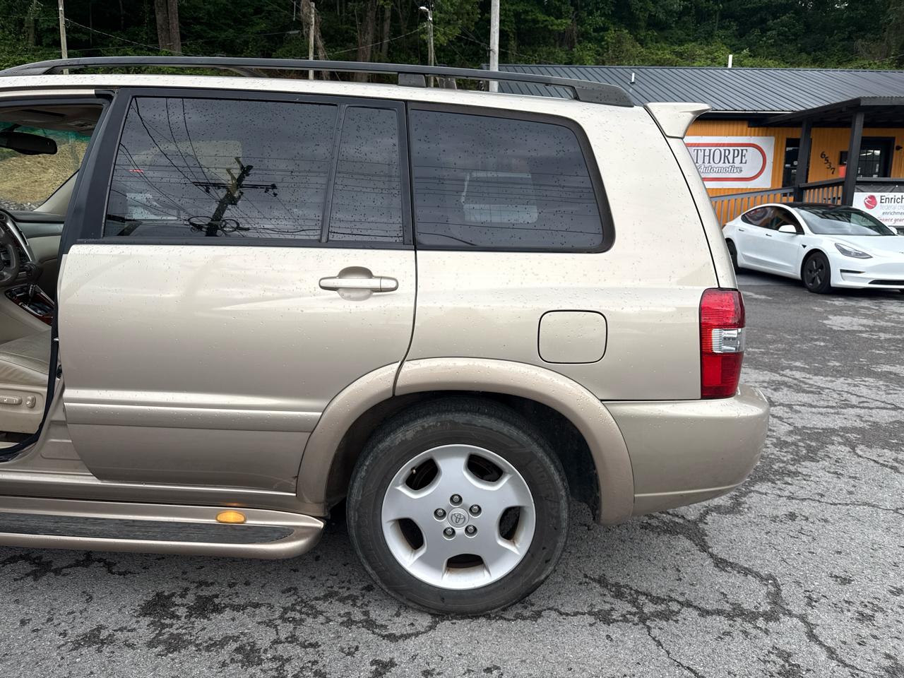 Toyota Highlander V6 2WD with 3rd-Row Seat 2005