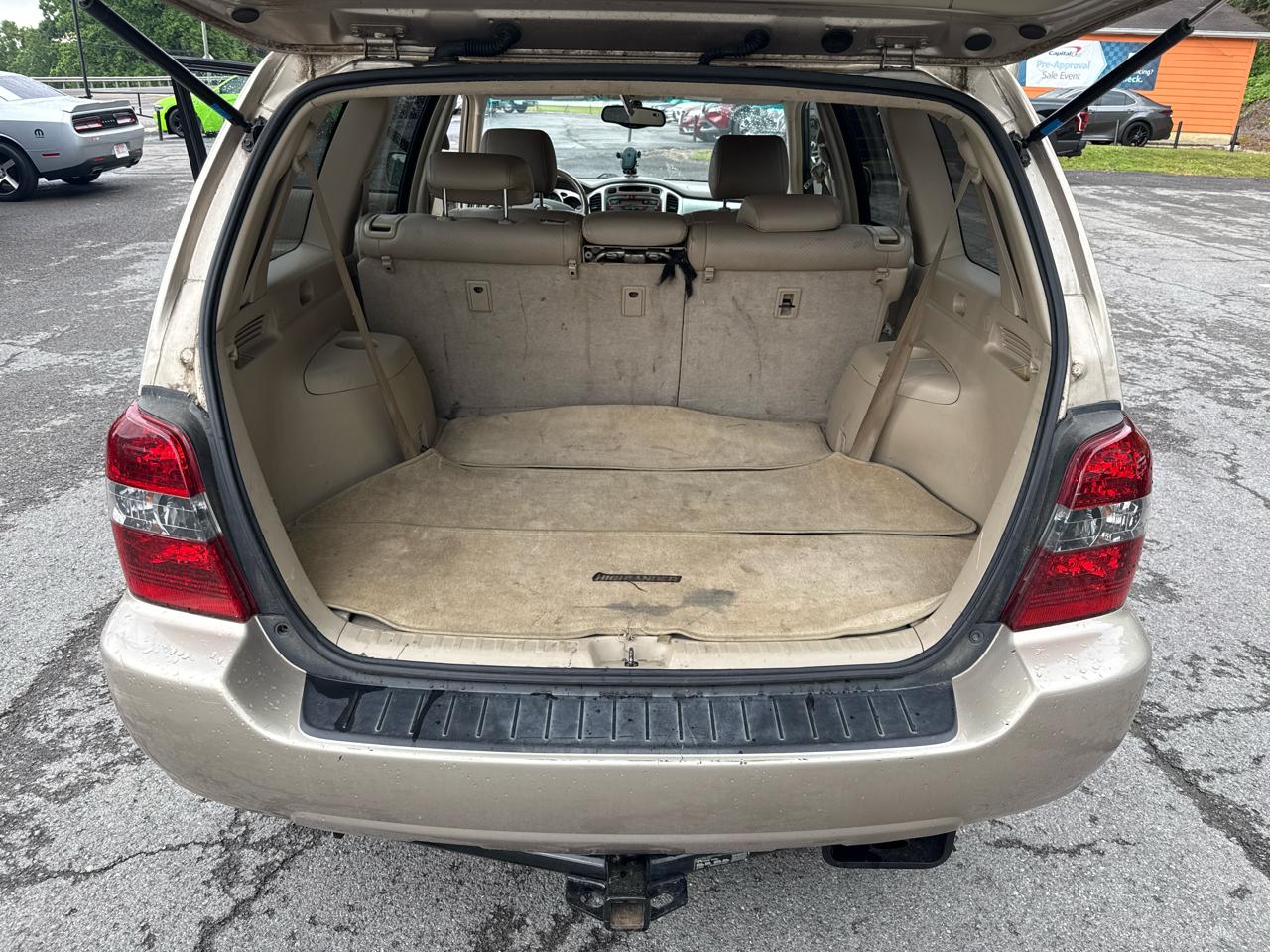 Toyota Highlander V6 2WD with 3rd-Row Seat 2005