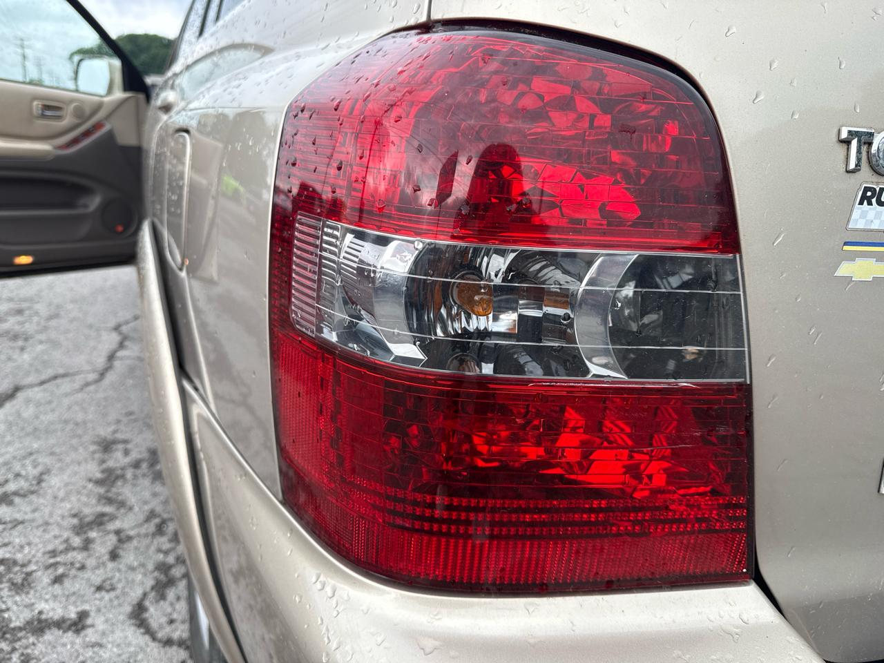 Toyota Highlander V6 2WD with 3rd-Row Seat 2005